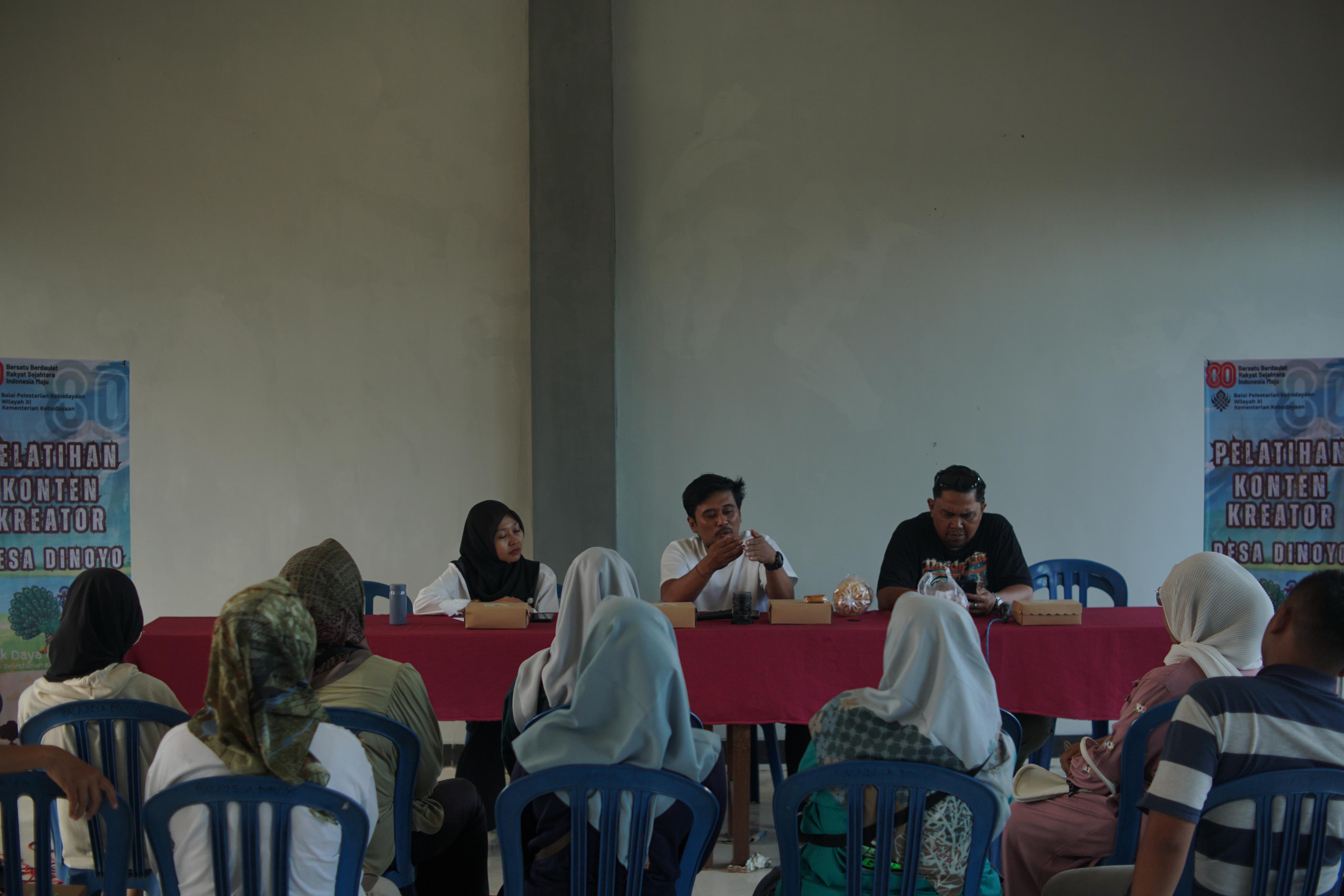 ANTUSIAS: Peserta mengikuti pelatihan konten kreator di Balai Desa Dinoyo, Kecamatan Jatirejo, Agustus lalu.