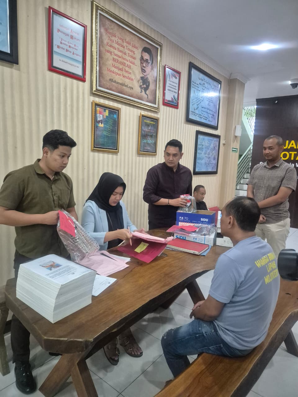 OMZET MILIARAN: Jaksa meneliti barang bukti dan tersangka kasus tindak pidana pencucian uang narkoba saat pelimpahan tahap II perkara di Kejaksaan Negeri Kota Mojokerto, Kamis (11/12)