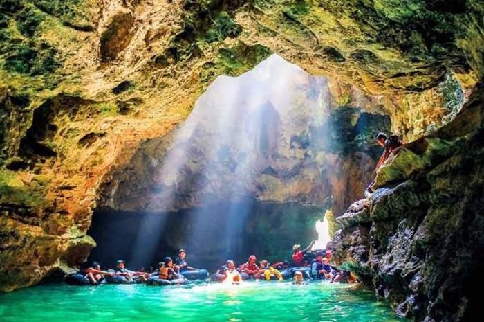 Goa Pindul merupakan destinasi wisata alam unggulan di Kabupaten Gunungkidul, Yogyakarta, yang terkenal dengan aktivitas cave tubing yang seru namun tetap aman. sumber foto: pinterest