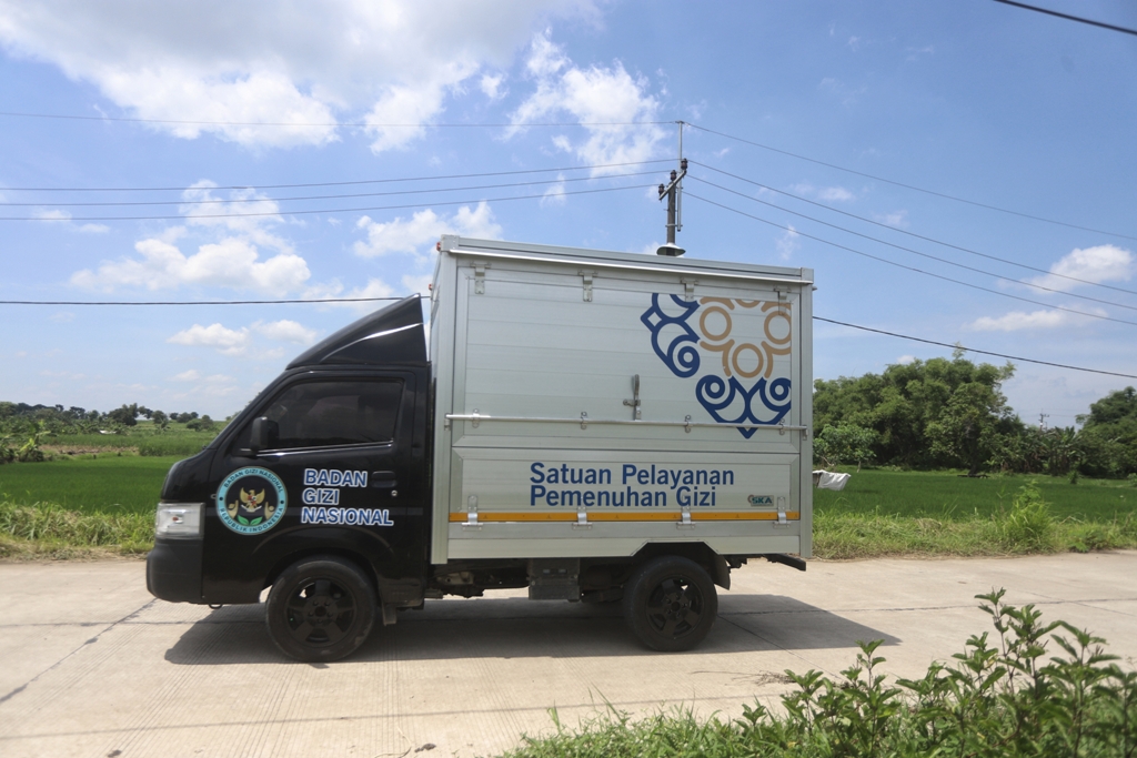 HARUS AMAN: Mobil MBG milik salah satu SPPG di Kabupaten Mojokerto dalam perjalanan pengiriman paket MBG ke beberapa sekolah. DPRKP2 berencana menjadwalkan pemeriksaan kelaikan unit kendaraan untuk me