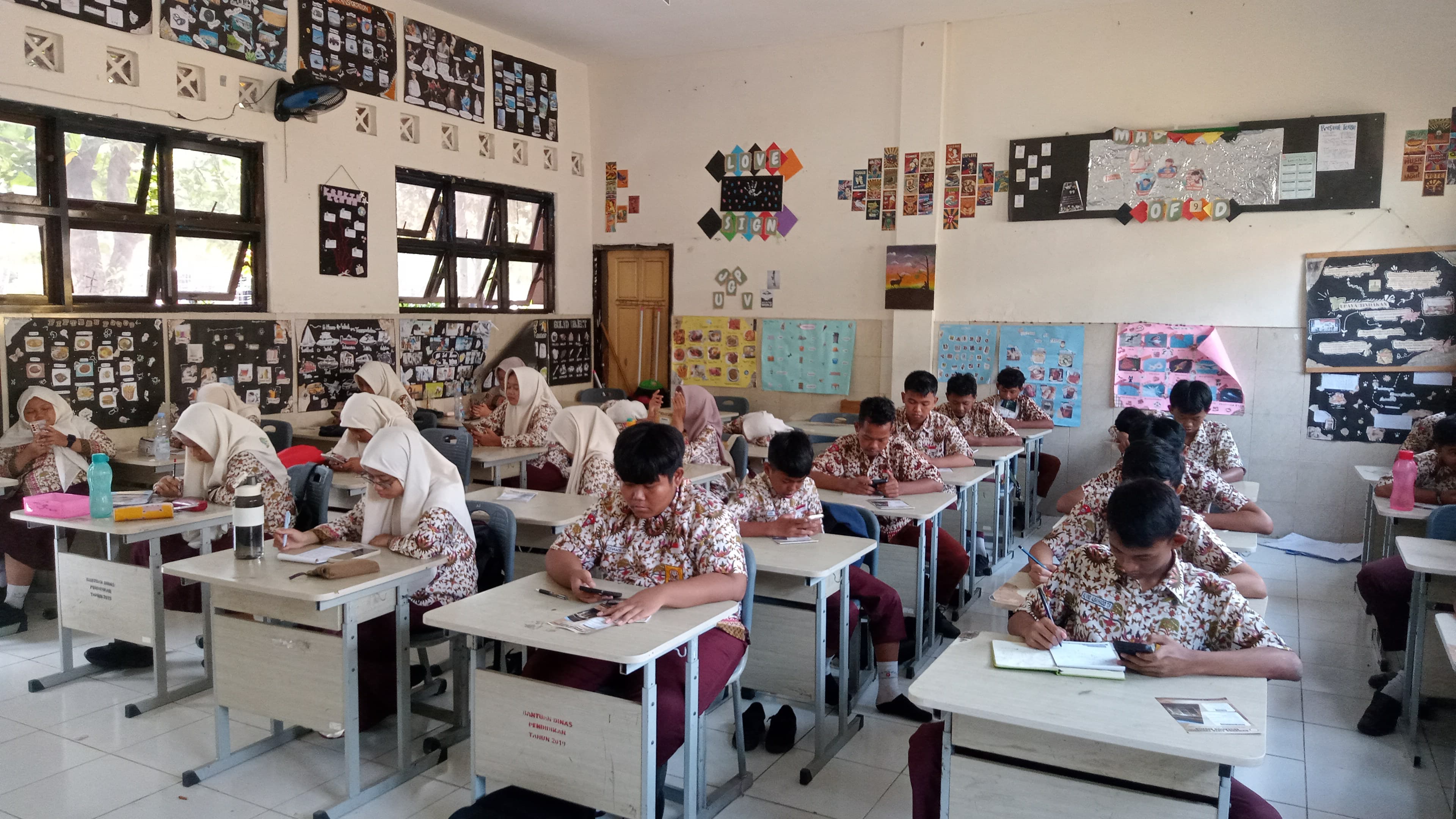 KOMITMEN: Bimbel Acces ketika menggelar simulasi tes psikologi gratis kepada siswa tingkat SD dan SMP di Kota Mojokerto.