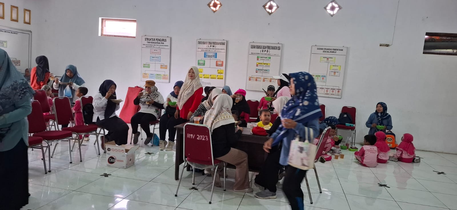 GARDA TERDEPAN: Para balita di Desa Balongmojo mengikuti pelaksanaan layanan kesehatan rutin melalui Posyandu ILP, Sabtu (13/12).