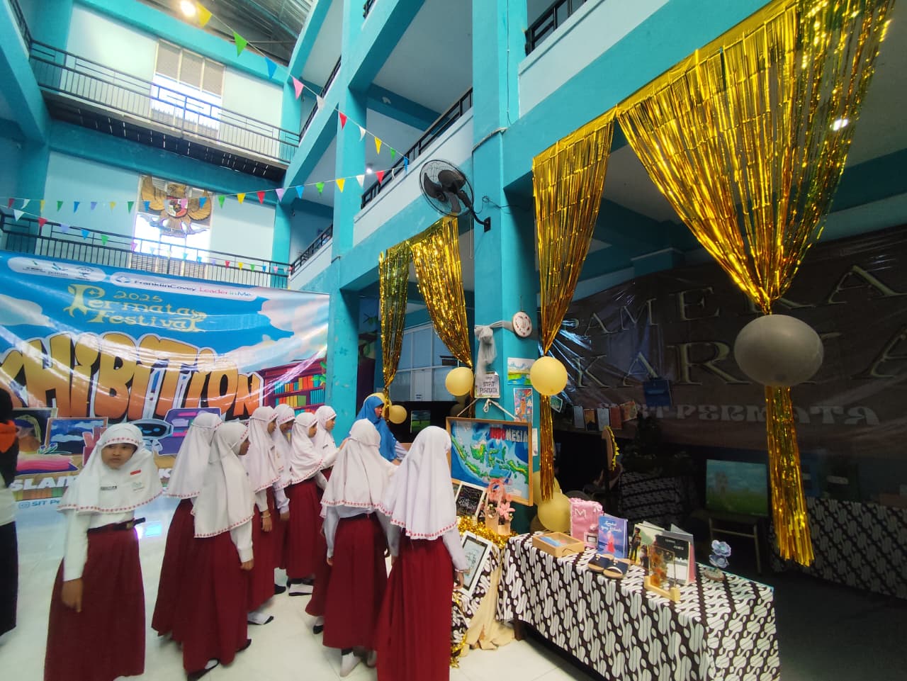 MENARIK: Suasana pameran karya siswa di ajang Permata Fest menampilkan beragam hasil karya belajar anak didik dari berbagai jenjang SIT Permata, kemarin (15/12).