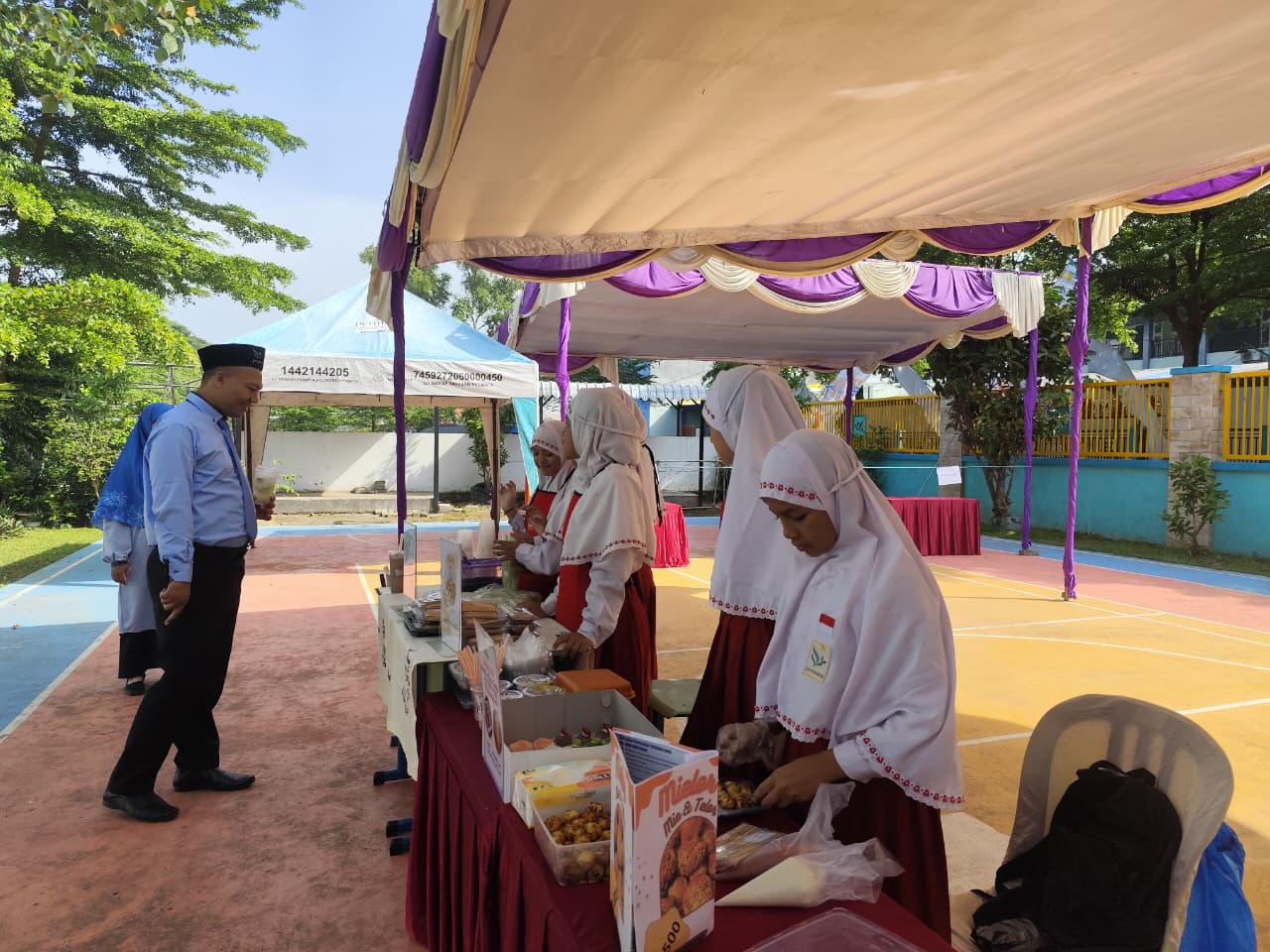 ENTREPRENEUR: Ketua Yayasan Permata Mojokerto Dani Setiawan mengunjungi stan bazar Market Day yang diinisiasi siswa SIT Permata.