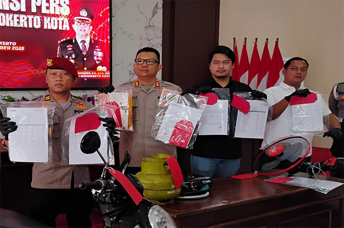 Kapolres Mojokerto Kota AKBP Herdiawan Arifianto (dua dari kiri) bersama jajaran Satreskrim menunjukkan sejumlah dokumen bukti kasus penipuan Bimbel Hexagon dalam jumpa pers, Kamis (11/12).