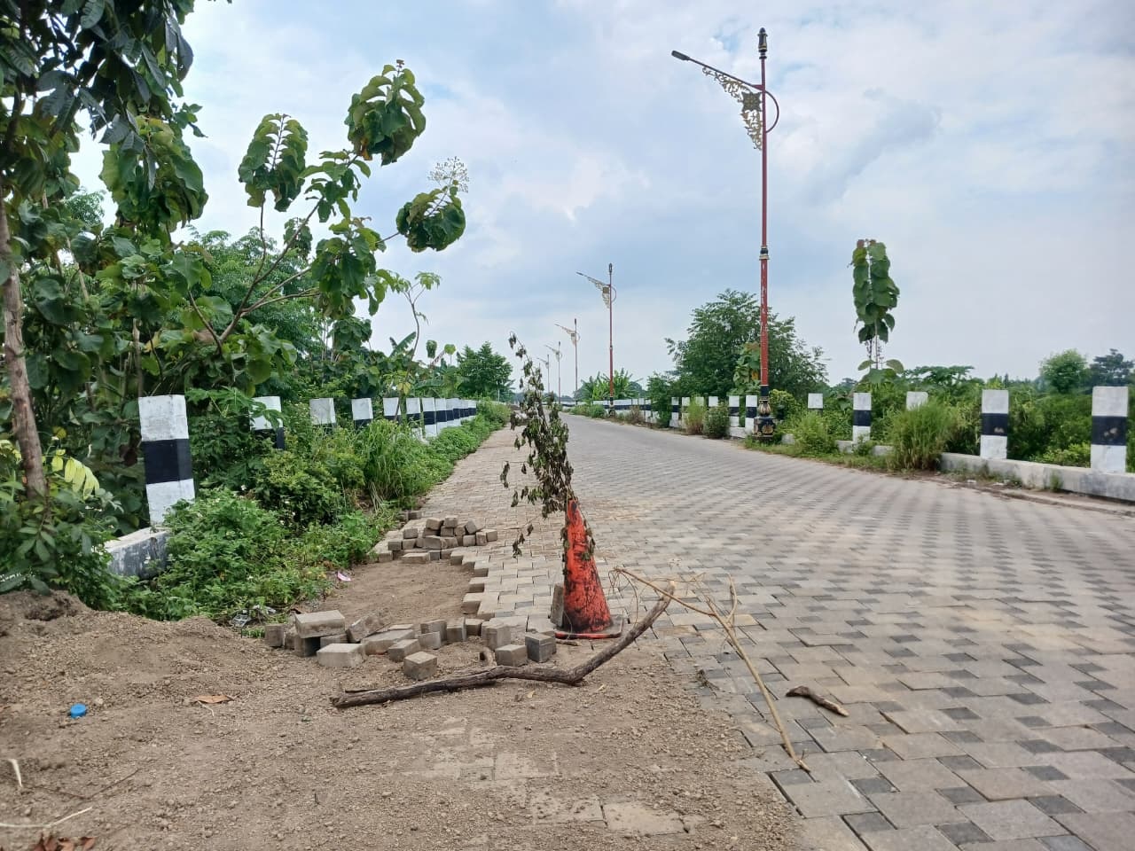 BELUM TUNTAS: Paving Jalan Ir. Soekarno, kawasan TBM, Kecamatan Prajurit Kulon, Kota Mojokerto, masih dibongkar, Minggu (14/12).