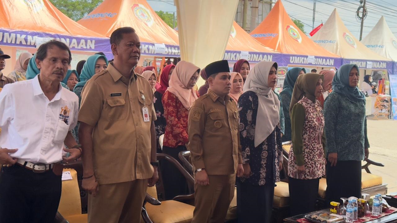 KOMITMEN: Bupati Mojokerto Muhammad Albarraa didampingi Ketua Dekranasda Kabupaten Mojokerto Shofiya Hanak Albarraa dan Kepala Disperindag Kabupaten Mojokerto Noerhono meresmikan Ruang Pamer Dekranasd