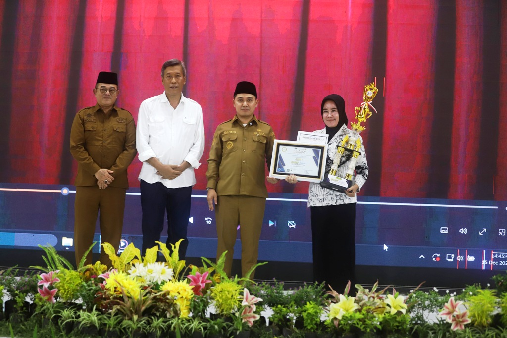 Bupati Mojokerto Muhammad Albarraa, Plt Kepala Dispendik Yo&rsquo;ie Afrida Soesetyo Djati, dan Direktur Jawa Pos Radar Mojokerto M. Nur Kholis beserta para pemenang juara Guru Favorit 2025.
