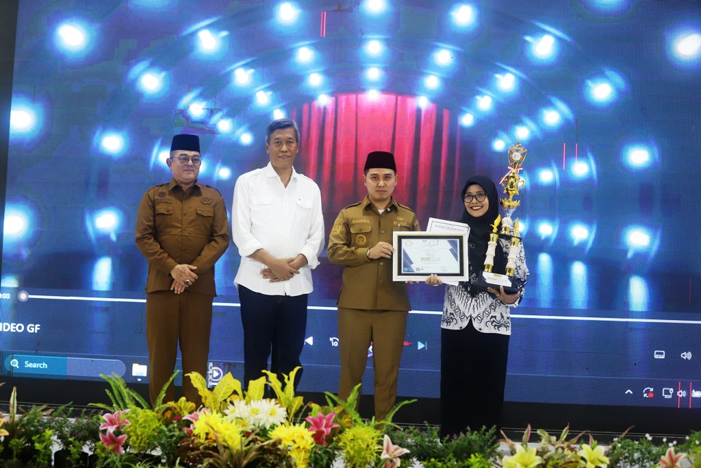 Bupati Mojokerto Muhammad Albarraa, Plt Kepala Dispendik Yo&rsquo;ie Afrida Soesetyo Djati, dan Direktur Jawa Pos Radar Mojokerto M. Nur Kholis beserta para pemenang juara Guru Favorit 2025.
