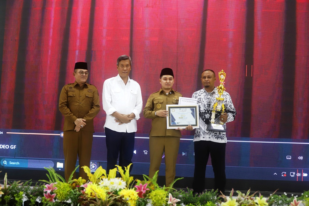 Bupati Mojokerto Muhammad Albarraa, Plt Kepala Dispendik Yo&rsquo;ie Afrida Soesetyo Djati, dan Direktur Jawa Pos Radar Mojokerto M. Nur Kholis beserta para pemenang juara Guru Favorit 2025.