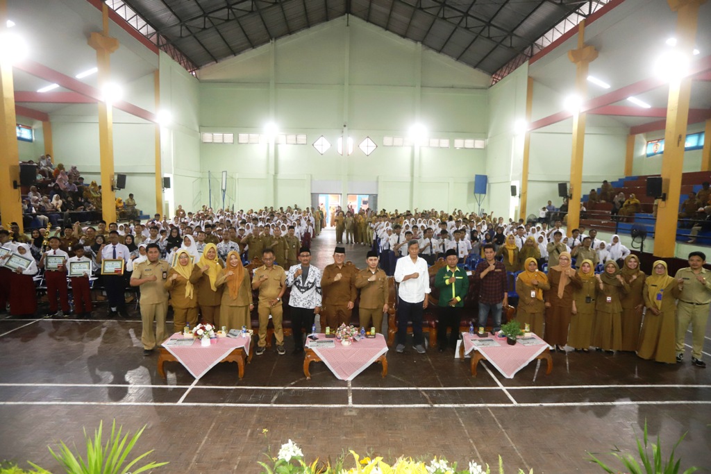 Bupati Mojokerto Muhammad Albarraa, Plt Kepala Dispendik Yo&rsquo;ie Afrida Soesetyo Djati, dan Direktur Jawa Pos Radar Mojokerto M. Nur Kholis beserta para pemenang juara Guru Favorit 2025.