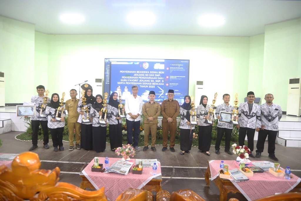 BENTUK APRESIASI: Bupati Mojokerto Muhammad Albarraa, Plt Kepala Dispendik Kabupaten Mojokerto Yo&rsquo;ie Afrida Soesetyo Djati, dan Direktur Jawa Pos Radar Mojokerto M. Nur Kholis beserta para pemenang ju