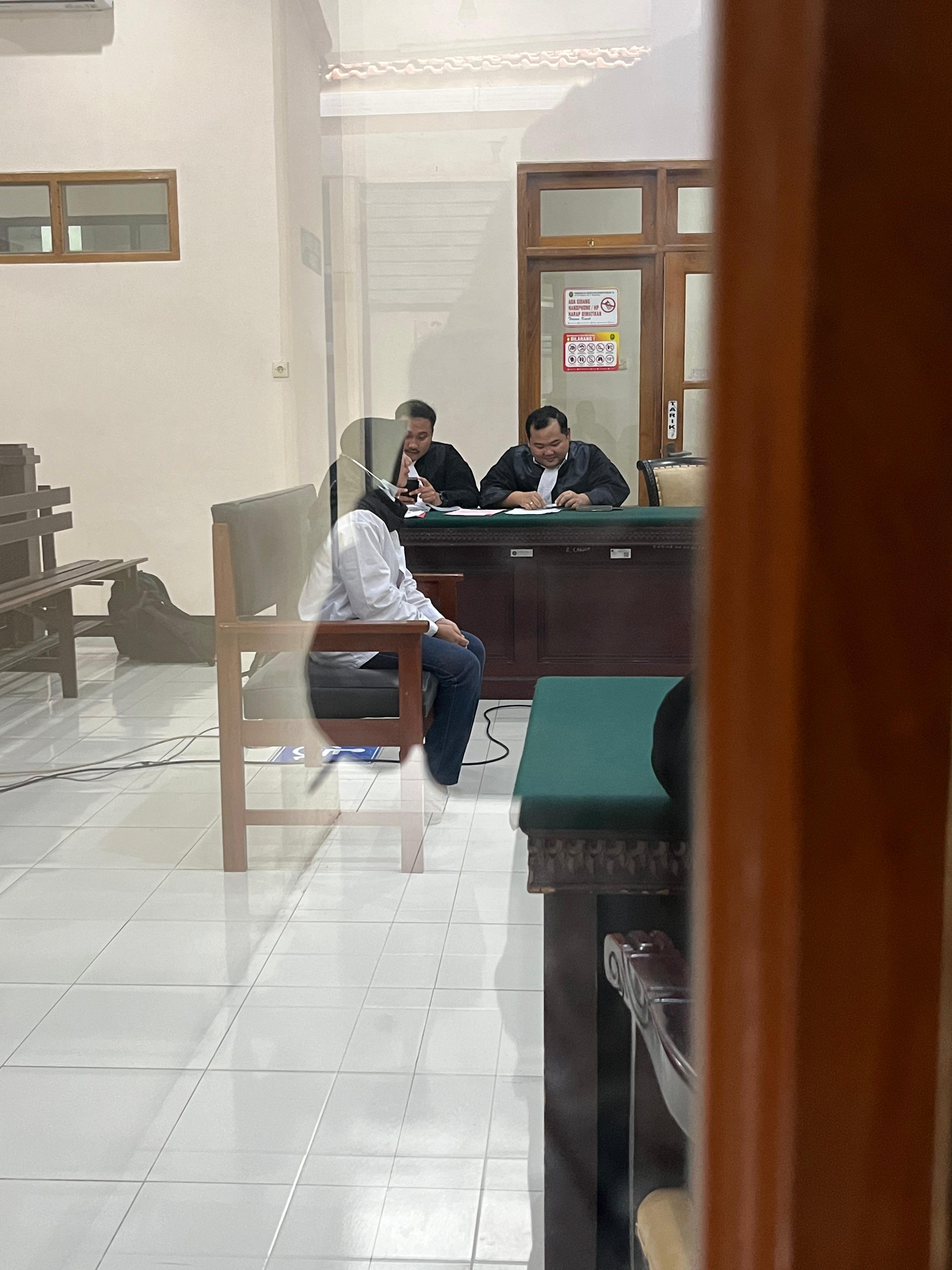 ASUSILA: DS, wanita penyuka sesama jenis menjalani sidang perkara kejahatan kesusilaan di Pengadilan Negeri Mojokerto, Senin (8/12) lalu.
