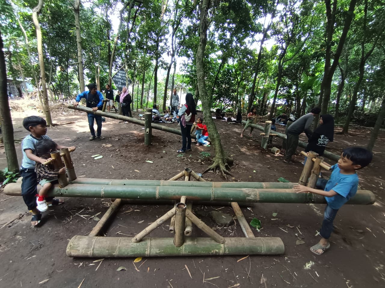 TRADISIONAL: Dua bocah tampak bermain jungkat-jungkit yang merupakan permainan tradisional di Pasar Keramat.