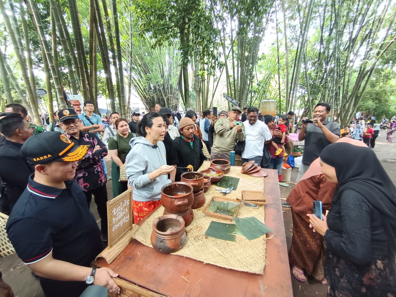 UNGKIT PEREKONOMIAN: Wamen PPPA Veronica Tan dan Bupati Mojokerto Muhammad Albarraa membeli makanan yang dijajakan di Pasar Keramat, Desa Warugunung, Kecamatan Pacet, Kabupaten Mojokerto, kemarin (14/