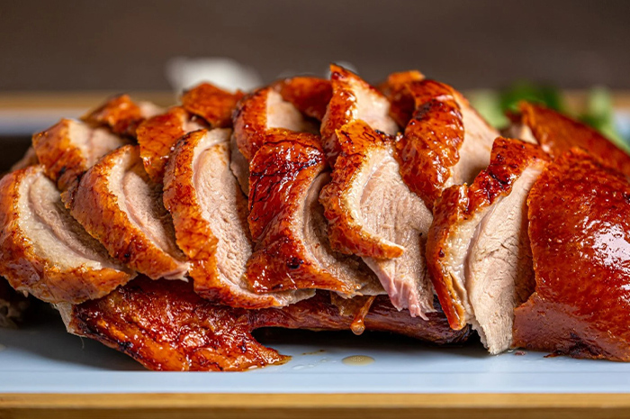 Selain destinasi wisata yang memukau, Beijing juga memiliki berbagai hidangan khas yang luar biasa, salah satunya adalah peking duck. Sumber foto: Google