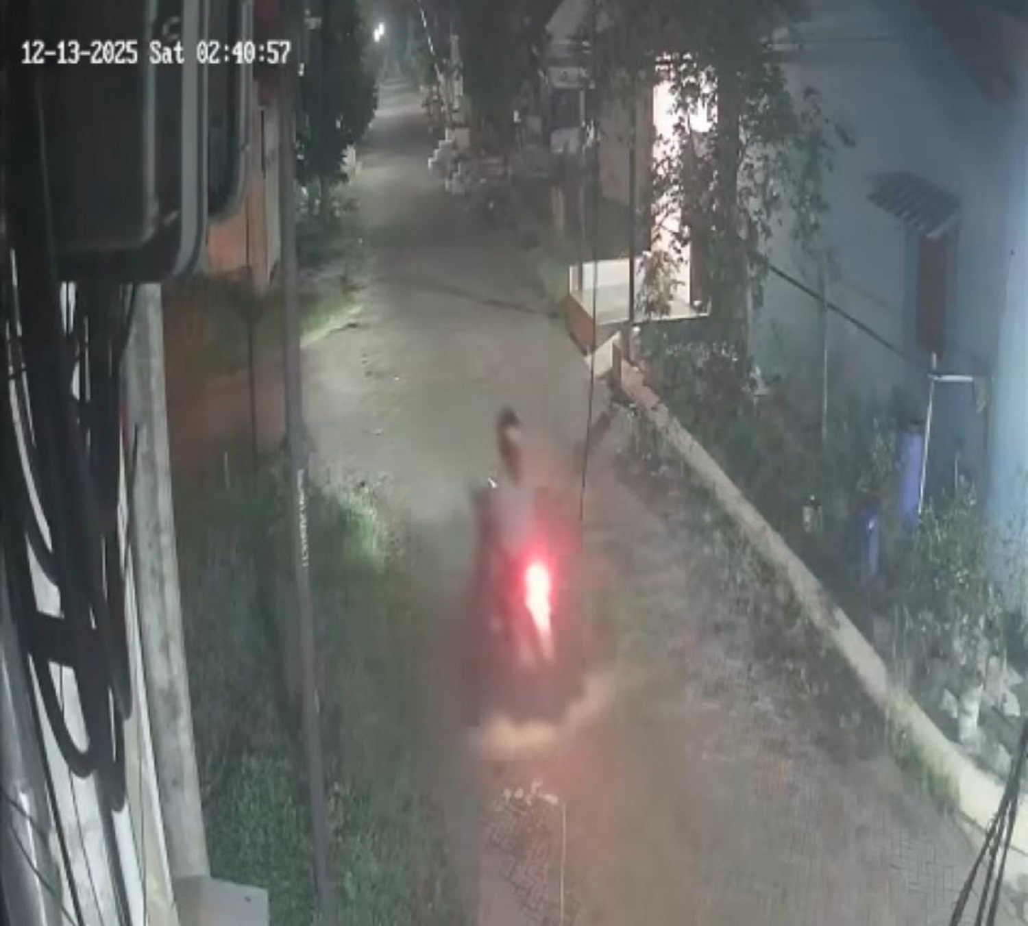 MERESAHKAN: Aksi komplotan curanmor saat membawa kabur dua motor milik warga perumahan Indraprasta Village, Desa Mlaten, Kecamatan Puri, yang terekam CCTV, Sabtu (13/12).
