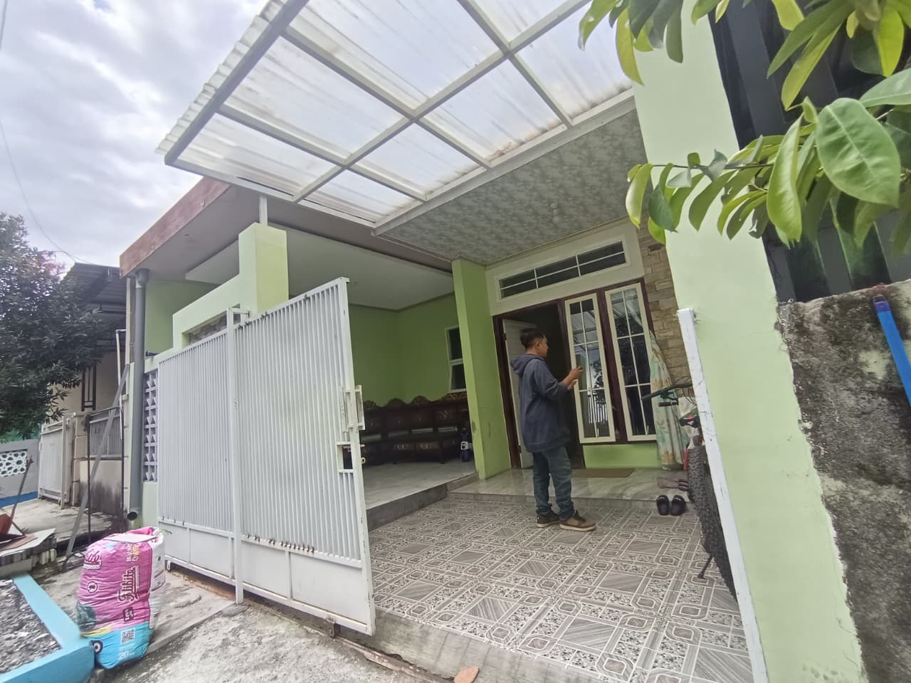 DIBOBOL: Rumah Teguh Trijaya di Perumahan Indraprasta Village, Desa Mlaten, Kecamatan Puri, yang disasar kawanan curanmor dengan menggondol dua unit motor miliknya.