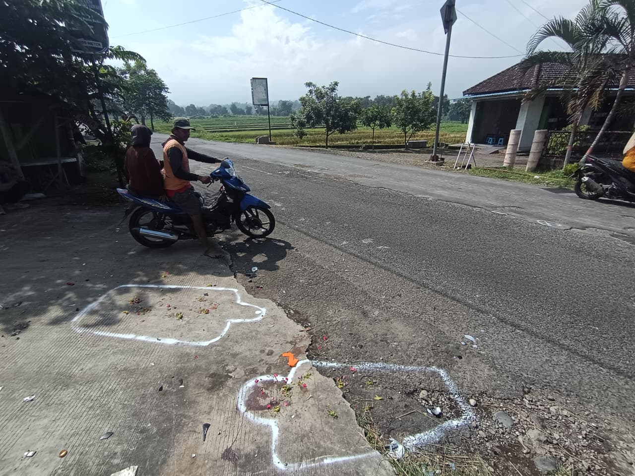 NAHAS: Tempat kejadian perkara kecelakaan lalu lintas di Jalan Raya Desa Padi, Kecamatan Gondang, yang menyebabkan tiga orang meninggal dunia, kemarin (15/12).