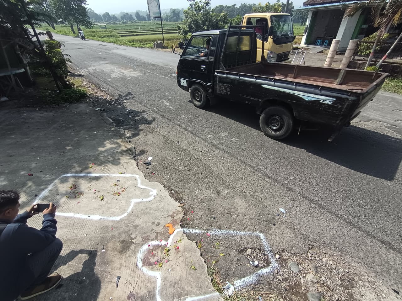 NAHAS: Tempat kejadian perkara kecelakaan lalu lintas di Jalan Raya Desa Padi, Kecamatan Gondang, yang menyebabkan tiga orang meninggal dunia, kemarin (15/12).
