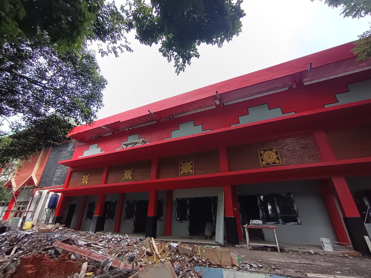 HARUS DIKEBUT: Pekerja proyek menggarap pekerjaan di Stadion Gajah Mada, Mojosari, Kabupaten Mojokerto untuk dilakukan renovasi, Senin (15/12