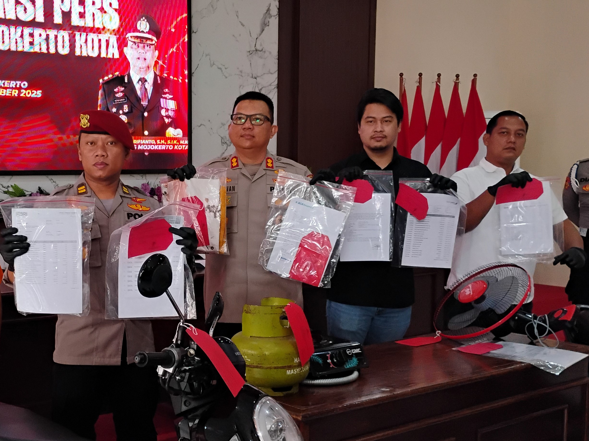 BARANG BUKTI: Kapolres Mojokerto Kota AKBP Herdiawan Arifianto (dua dari kiri) bersama jajaran Satreskrim menunjukkan sejumlah dokumen bukti kasus penipuan Bimbel Hexagon dalam jumpa pers, Kamis (11/1