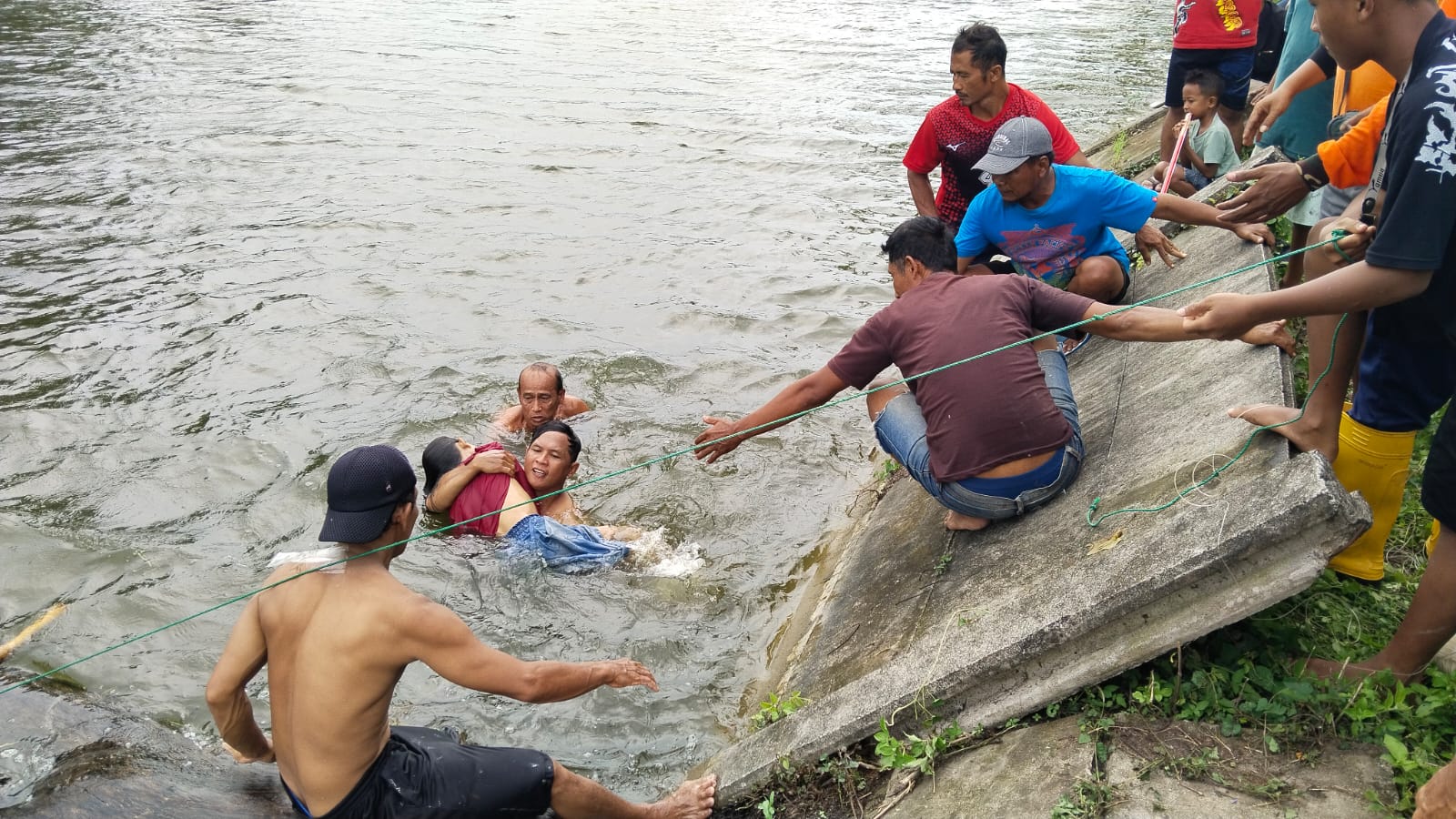NAHAS: Jasad korban dievakuasi warga usai ditemukan tenggelam di Waduk Sidokerto, Desa Pulorejo, Kecamatan Dawarblandong, kemarin (14/12).