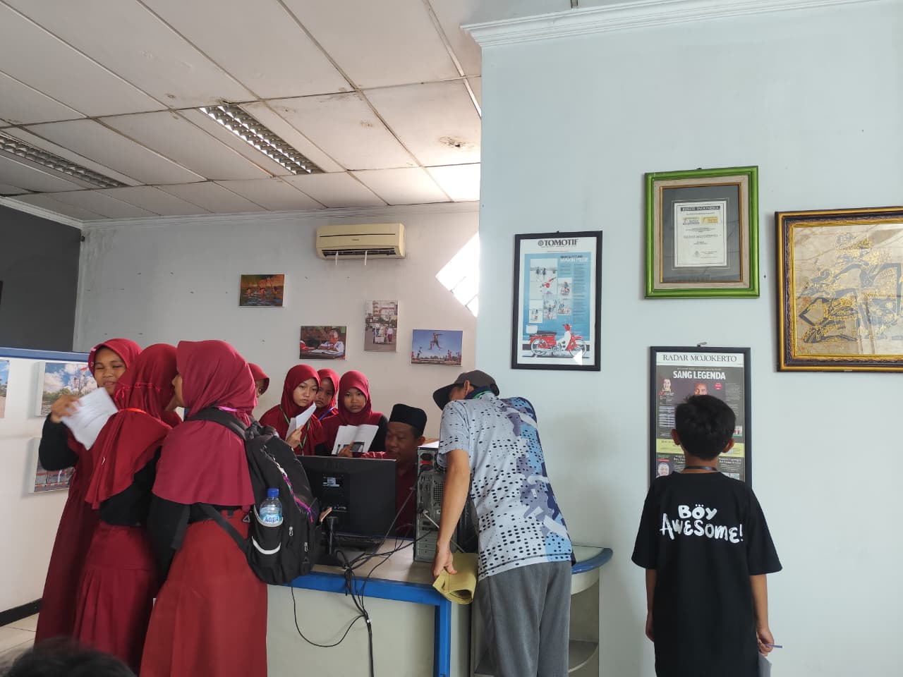 BERSEMANGAT: Siswa SDN Wonosari mengunjungi kantor Jawa Pos Radar Mojokerto untuk belajar ilmu jurnalistik dengan didampingi para guru, kemarin (16/12).