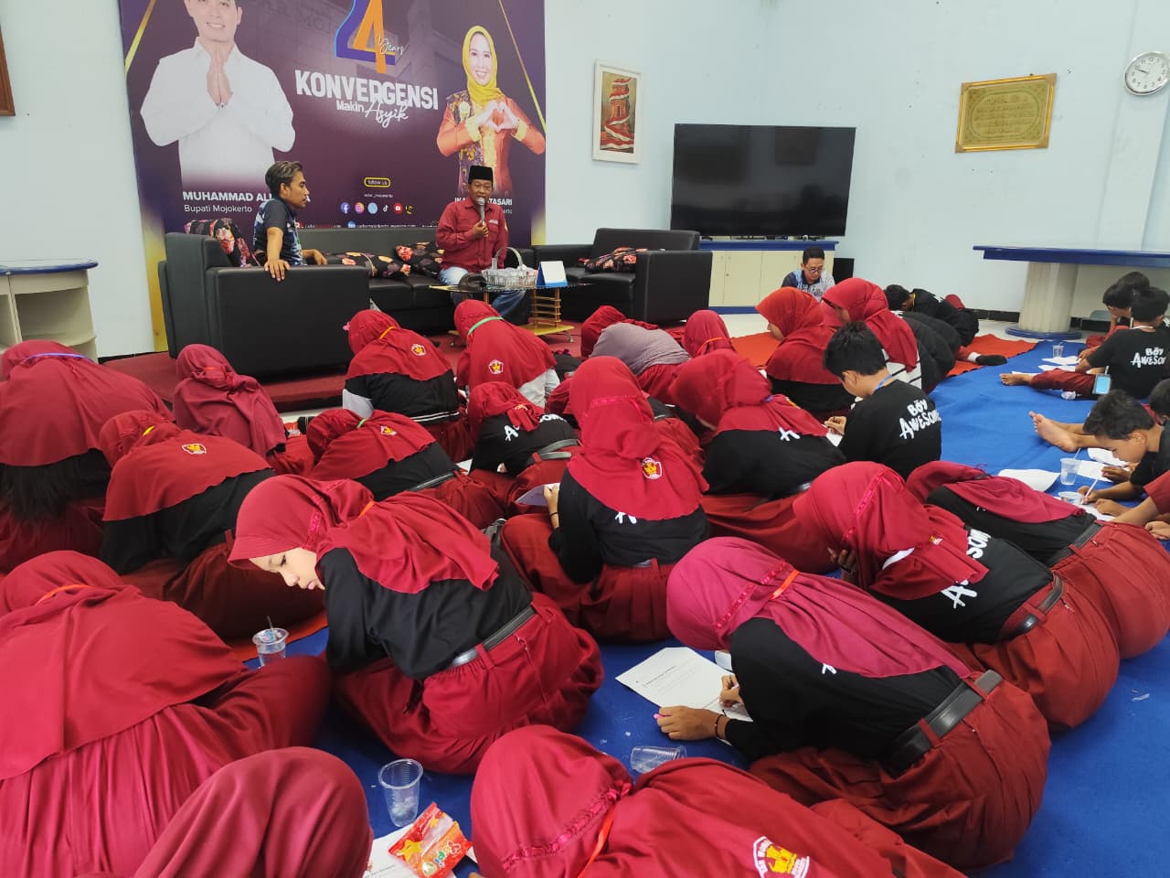 BERSEMANGAT: Siswa SDN Wonosari mengunjungi kantor Jawa Pos Radar Mojokerto untuk belajar ilmu jurnalistik dengan didampingi para guru, kemarin (16/12).