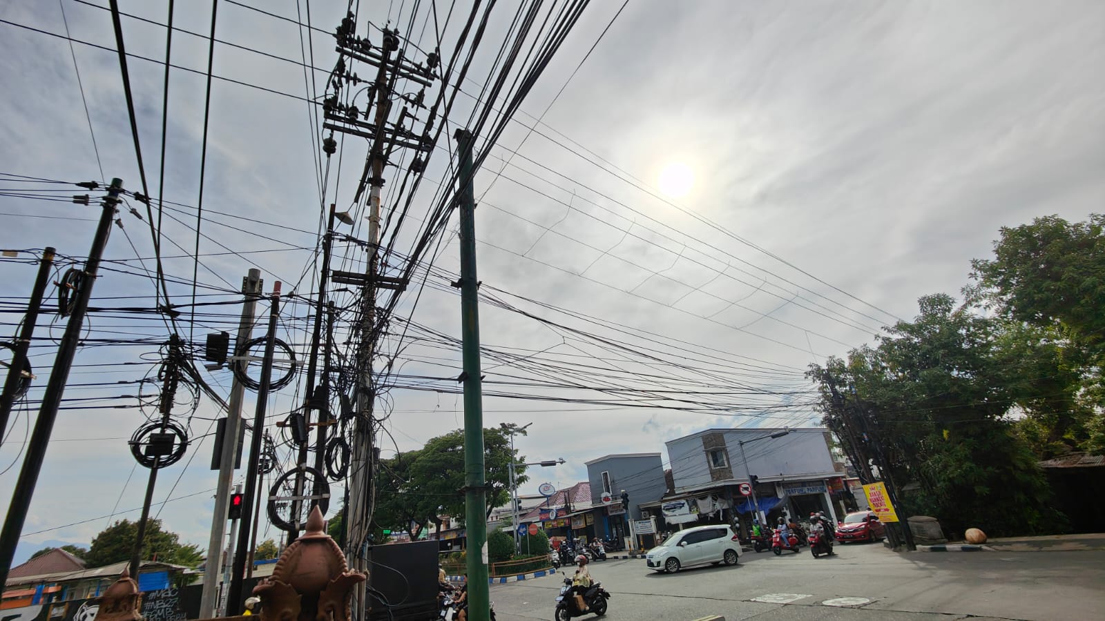 SEMRAWUT: Kondisi jaringan kabel FO milik beberapa provider yang memanfaatkan rumija di Jalan RA Basuni, Desa/Kecamatan Sooko kondisinya kini tak beraturan.