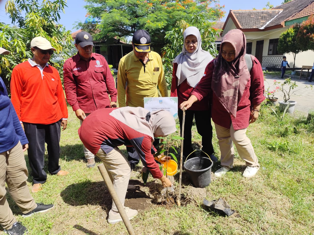 TANAM HARAPAN: Kepala dan siswa SDN Segunung serta CDK Nganjuk Wilayah Mojokerto ramai-ramai menanam pohon bersama di lahan sekolah, kemarin (17/12).  &nbsp;