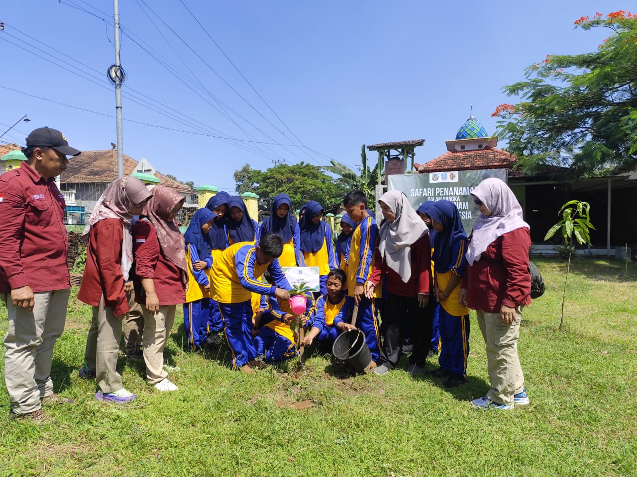 TANAM HARAPAN: Kepala dan siswa SDN Segunung serta CDK Nganjuk Wilayah Mojokerto ramai-ramai menanam pohon bersama di lahan sekolah, kemarin (17/12).  &nbsp;