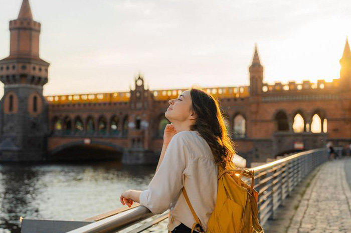Solo traveling kini bukan lagi sekadar tren liburan, melainkan menjadi pilihan perjalanan yang sarat makna.  sumber foto: pinterest