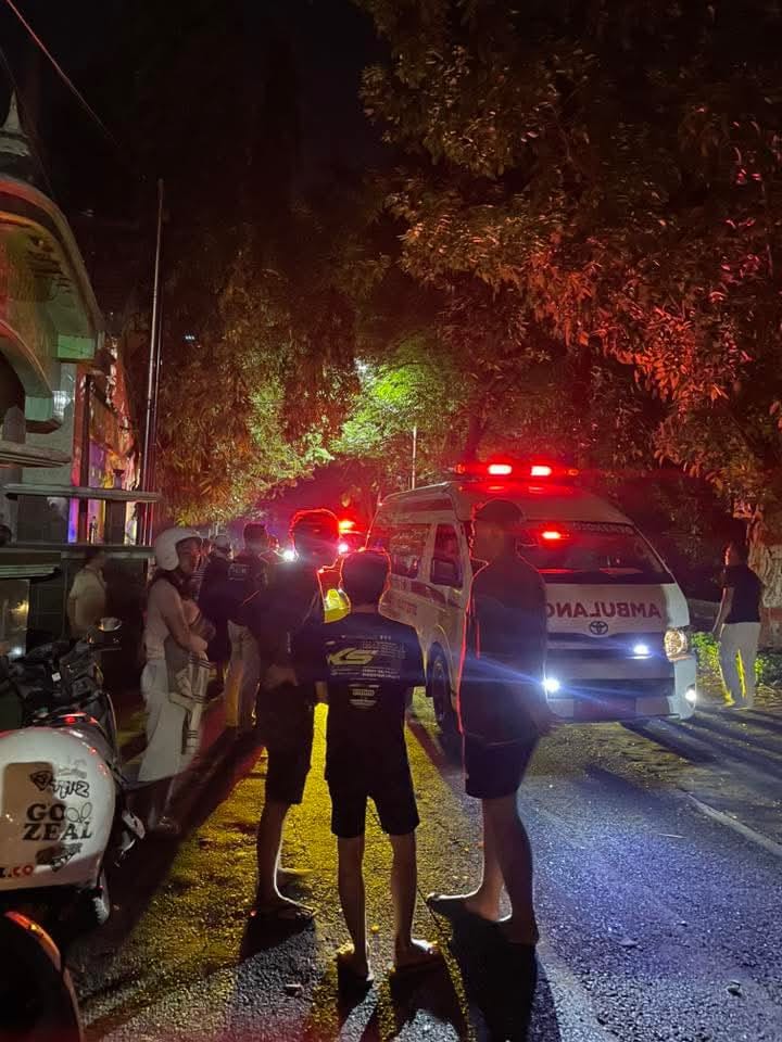 CELAKA: Korban kecelakaan di Jalan Mayjen Sungkono, Kelurahan Wates, Kecamatan Magersari, dievakuasi ke RSUD dr Wahidin Sudiro Husodo, Kota Mojokerto, Selasa (16/12) malam.