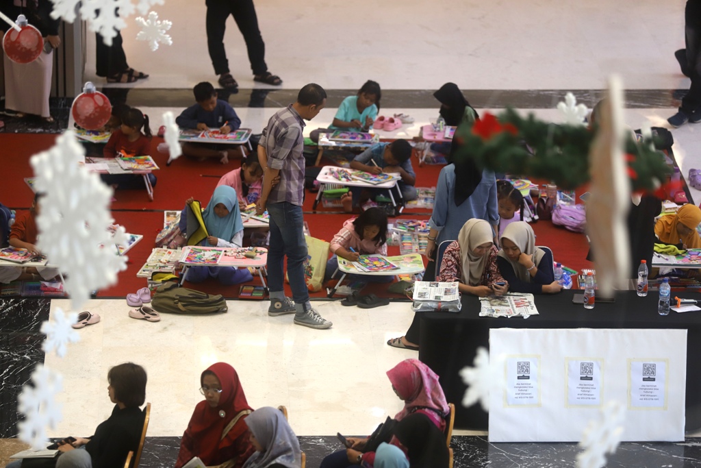 BERTEMA HARI IBU: Para peserta lomba mewarnai saling menunjukkan kemampuan terbaik mereka dalam mengasah warna di media koran Jawa Pos Radar Mojokerto.