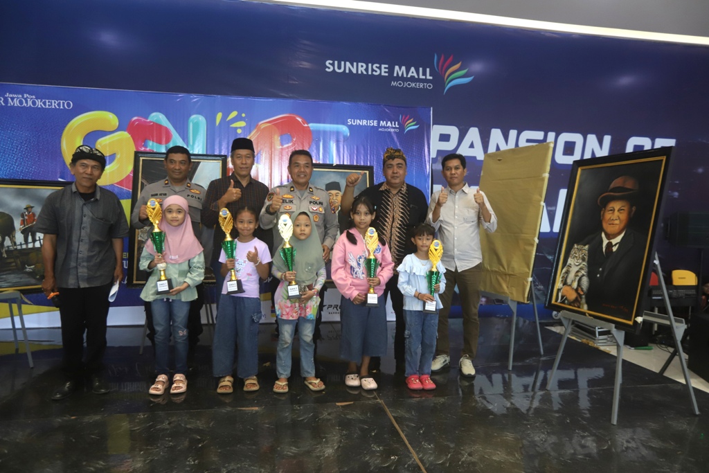 RESMI DIBUKA: Kapolres Kota AKBP Herdiawan, Direktur JPRM M. Nur Kholis, Diak Eko dan pemenang lomba mewarnai  event Gen Art di Atrium Sunrise Mall 2 Mojokerto, kemarin (17/12).
