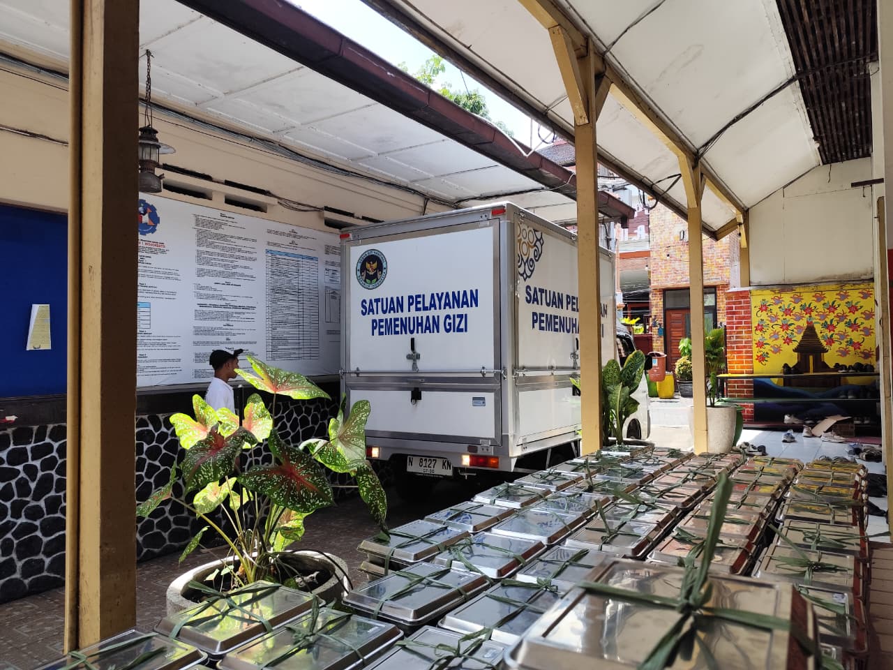 MASIH BERPROSES: Mobil SPPG di wilayah Kota Mojokerto saat mendistribusikan MBG kepada para siswa penerima manfaat. Dari total enam unit dapur, hingga akhir tahun ini baru satu SPPG yang mengantongi