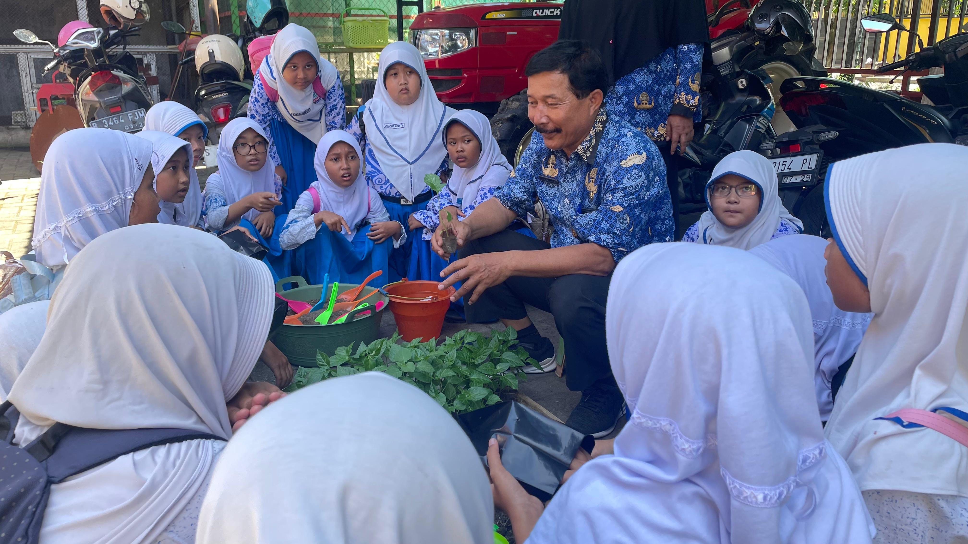 PENGENALAN: Pelajar mendapat pengetahuan tentang budi daya cabai di kantor DKPP Kota Mojokerto, Jalan Suromulang, Surodinawan, kemarin (17/12).