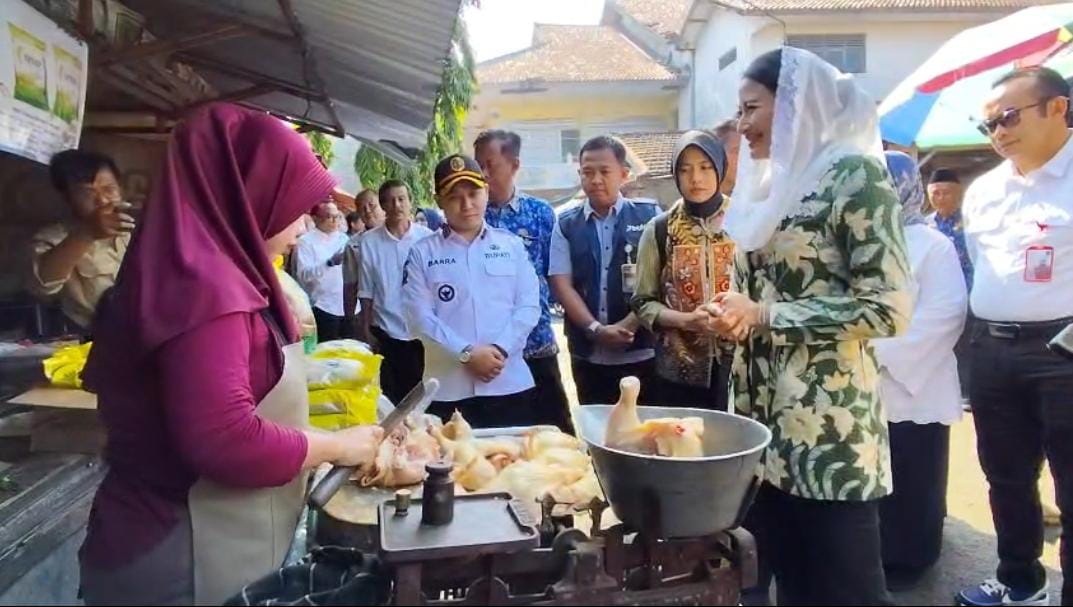 PANTAU HARGA: Wamendag Dyah Roro Esti Widya didampingi Bupati Mojokerto Muhammad Albarraa saat sidak harga bahan pokok di Pasar Raya Mojosari, kemarin (17/12).
