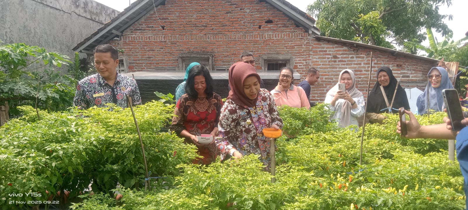 KETAHANAN PANGAN: Wali Kota Mojokerto Ika Puspitasari didampingi Kepala DKPP Kota Mojokerto Novi Rahardjo panen cabai di kebun milik KWT, 21 November 2025.