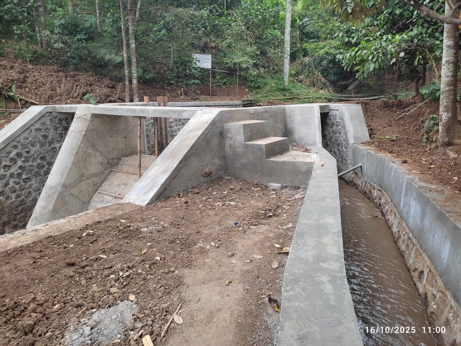 BERDAMPAK POSITIF: Pengerjaan proyek peningkatan jaringan irigasi Mojosongo Atas memberi dampak positif bagi sektor pertanian.