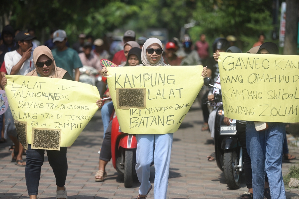 SAMPAIKAN TUNTUTAN: Massa aksi berunjuk rasa memprotes keberadaan kandang peternakan ayam di Desa Kumitir, Kecamatan Jatirejo, Kabupaten Mojokerto, Kamis (18/12).