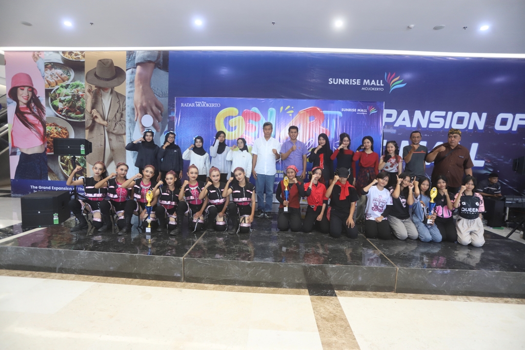 KREASI TERBAIK: Tim SMPN 2 Mojokerto tampil memukau dalam lomba modern dance antarpelajar sebagai rangkaian event Gen Art yang digelar Jawa Pos Radar Mojokerto di Sunrise Mall 2, Kamis (18/12).