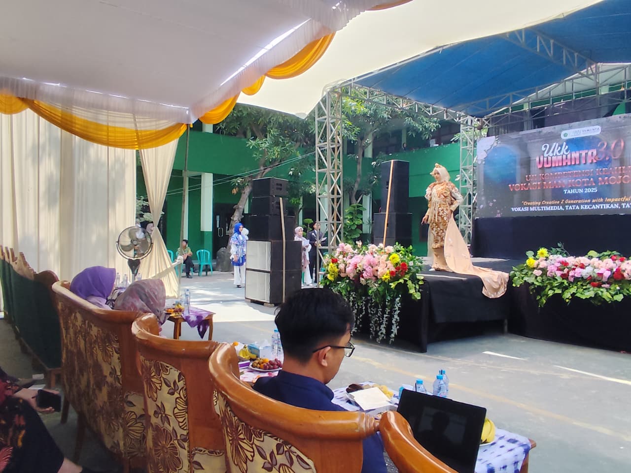 MEMUKAU: Penampilan fashion show karya siswa MAN Kota Mojokerto saat diperlihatkan kepada wali murid, kemarin (18/12).