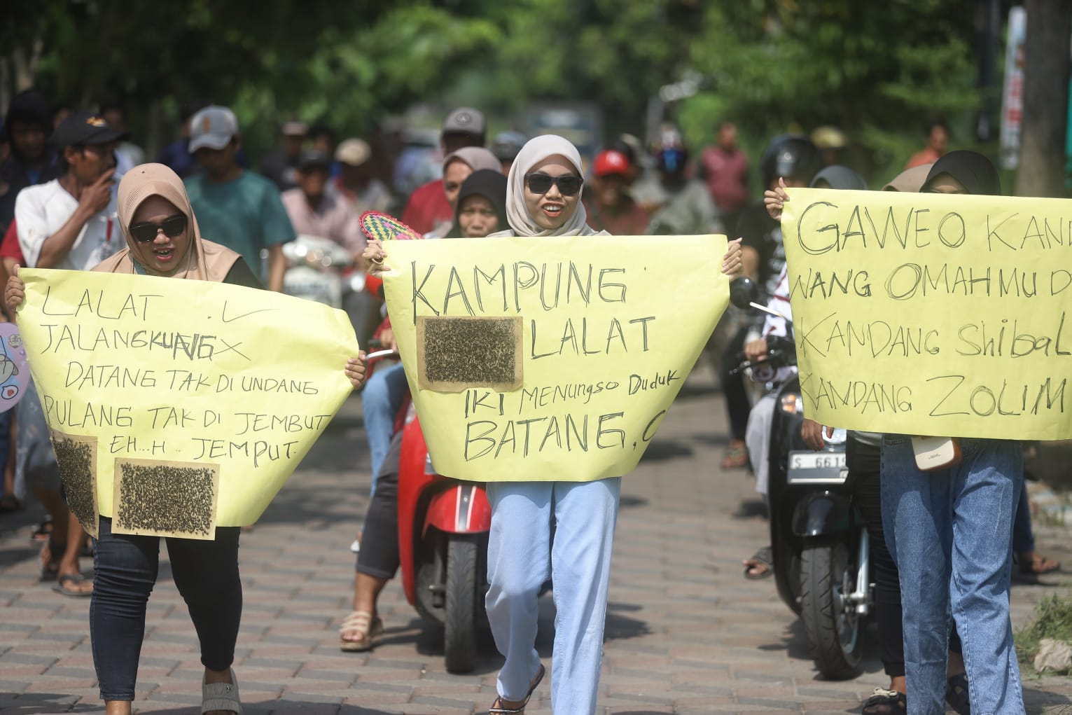 Pendemo yang didominasi ibu-ibu saat melakukan aksi penolakan terhadap kandang ayam di kampungnya, Kamis (18/12).