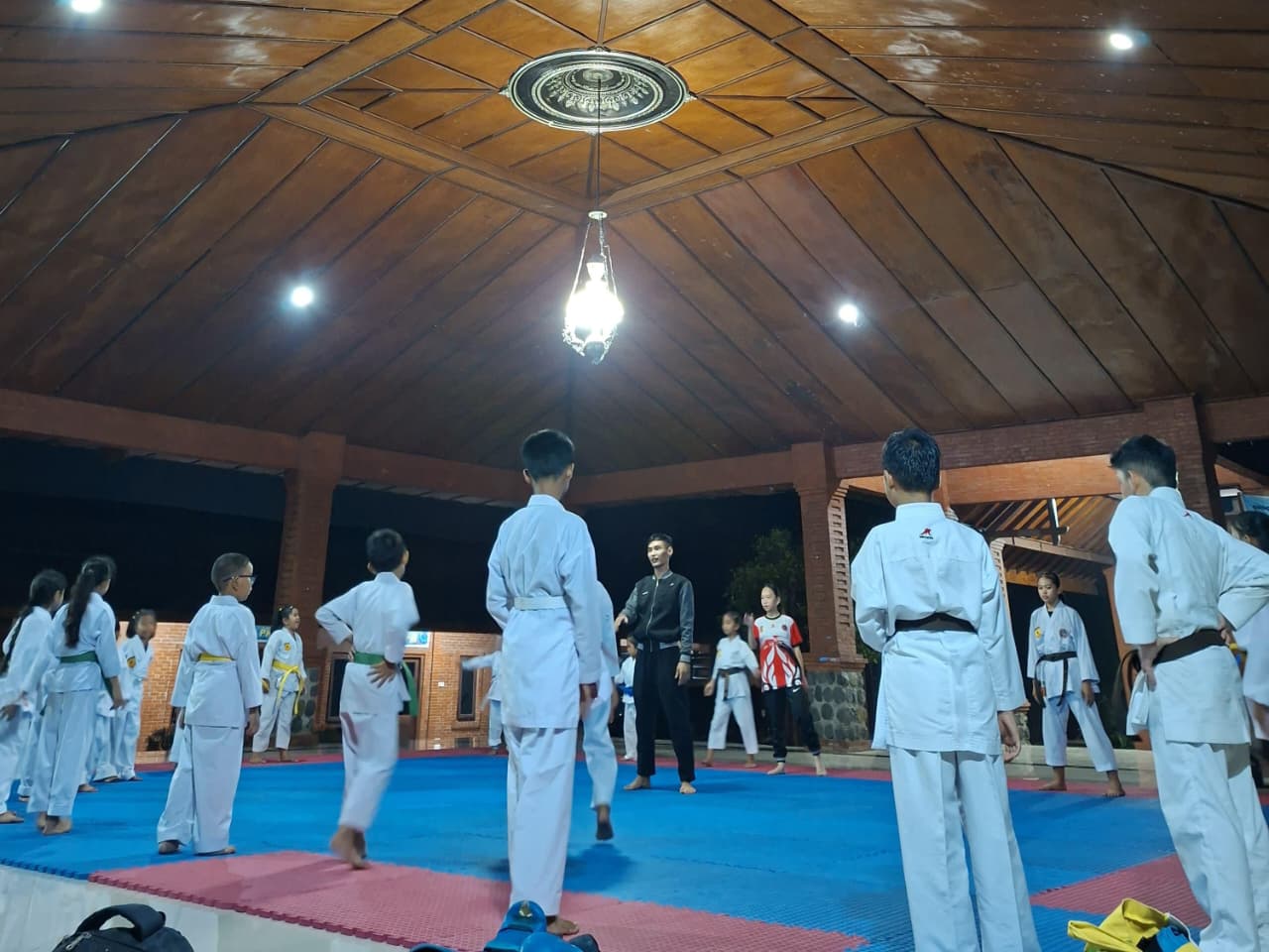 DOJO BERPRESTASI: Atlet binaan Dojo Laskar Majapahit Karate Club (LMKC) Mojokerto sedang menjalani latihan rutin.