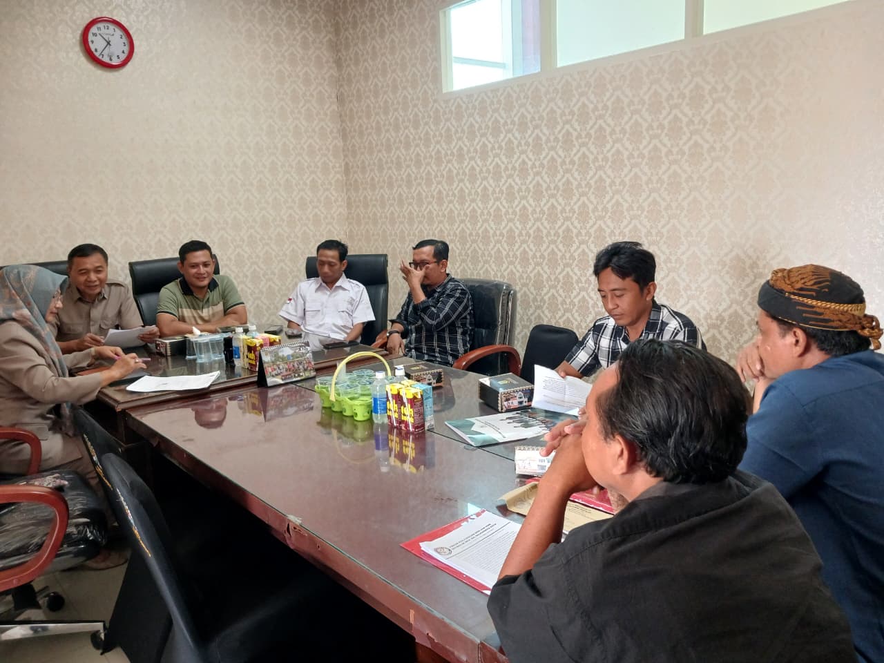 SAMPAIKAN ASPIRASI: Tiga tenaga honorer yang diputus kontrak menjalani RDP dengan Komisi I DPRD Kota Mojokerto, kemarin (18/12).