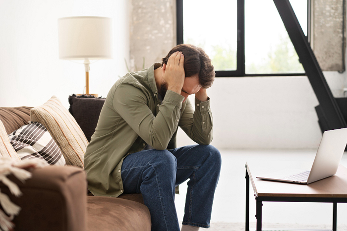 Haus Validasi dan Takut Akan Kesendirian Bisa Jadi Sinyal Anxious Attachment? Simak Penyebab dan Solusi Dibaliknya (sumber: Freepik)