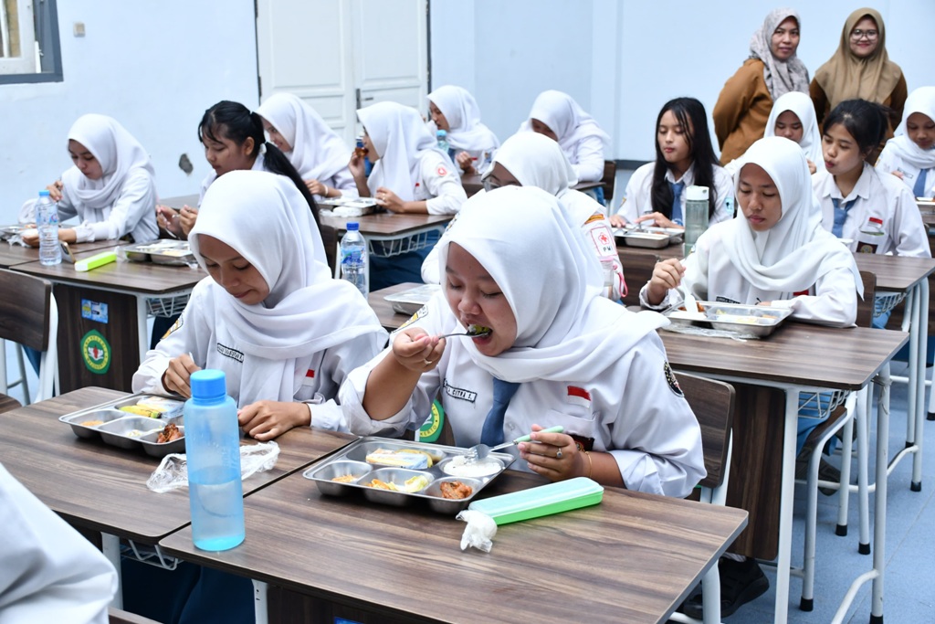 BATAL DIBAGIKAN: SMAN 2 Mojokerto menjadi salah satu penerima manfaat program MBG yang dikelola SPPG Wates, Kecamatan Magersari. Mulai kemarin (18/12), lembaga ini tidak mendapat jatah lagi dari unit