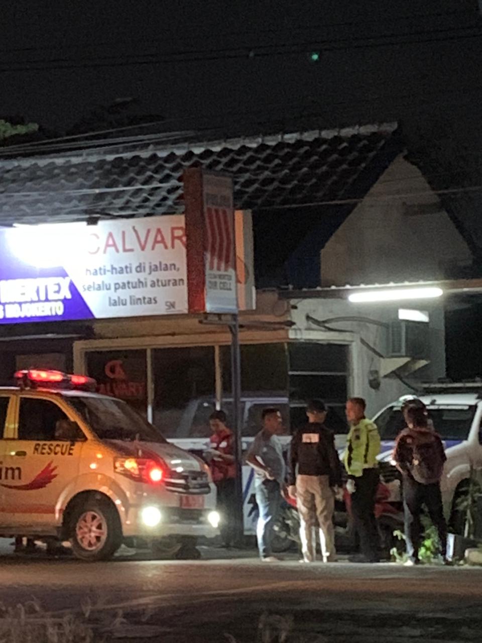 DIEVAKUASI: Tim medis mengevakuasi pengendara motor yang meninggal mendadak di Jalan Bypass Mertex, Desa Lengkong, Kecamatan Mojoanyar, Rabu (18/12) malam.